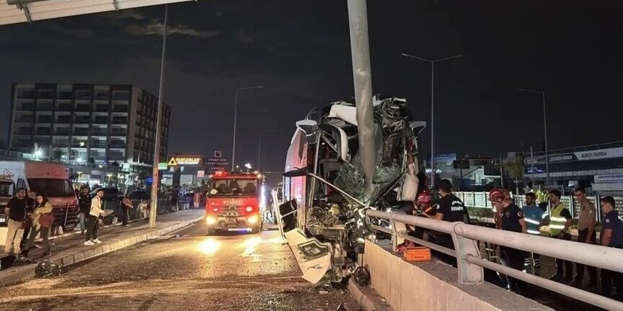 Yolcu otobüsünün tabela direğine çarpması sonucu 11 kişi yaralandı