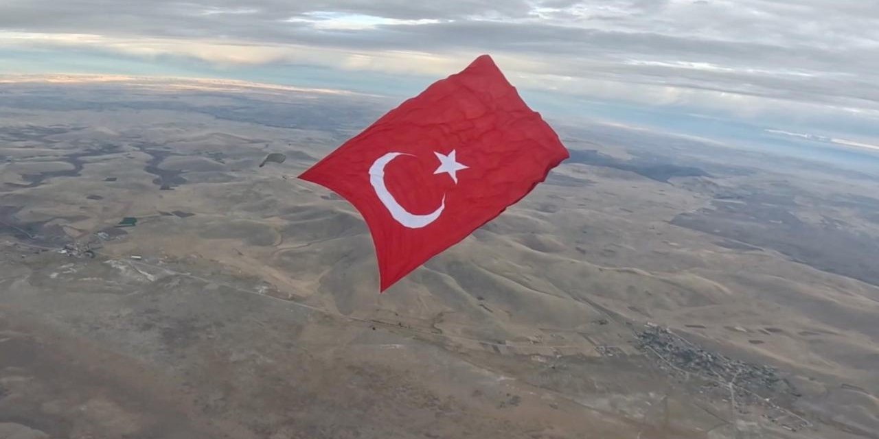 Özel Kuvvetler, dev Türk bayrağını dalgalandırdı