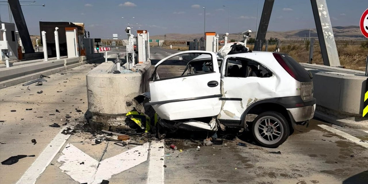 Otoyol gişelerindeki beton bariyere çarpan otomobil bu hale geldi! Sürücü öldü