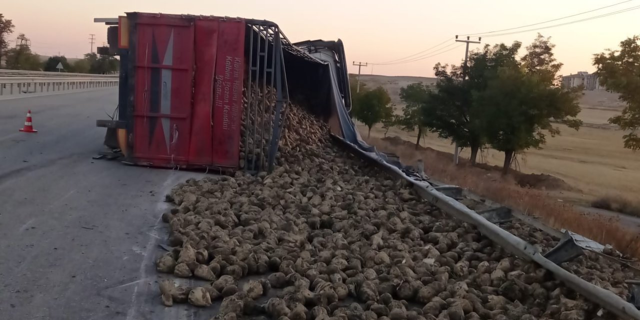 Konya'da feci kaza! Pancar yüklü tır devrildi