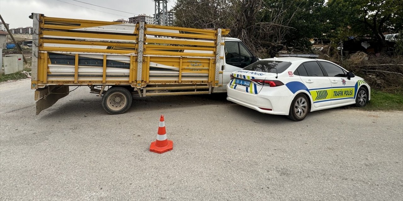 Polis aracı ile kamyonet çarpıştı