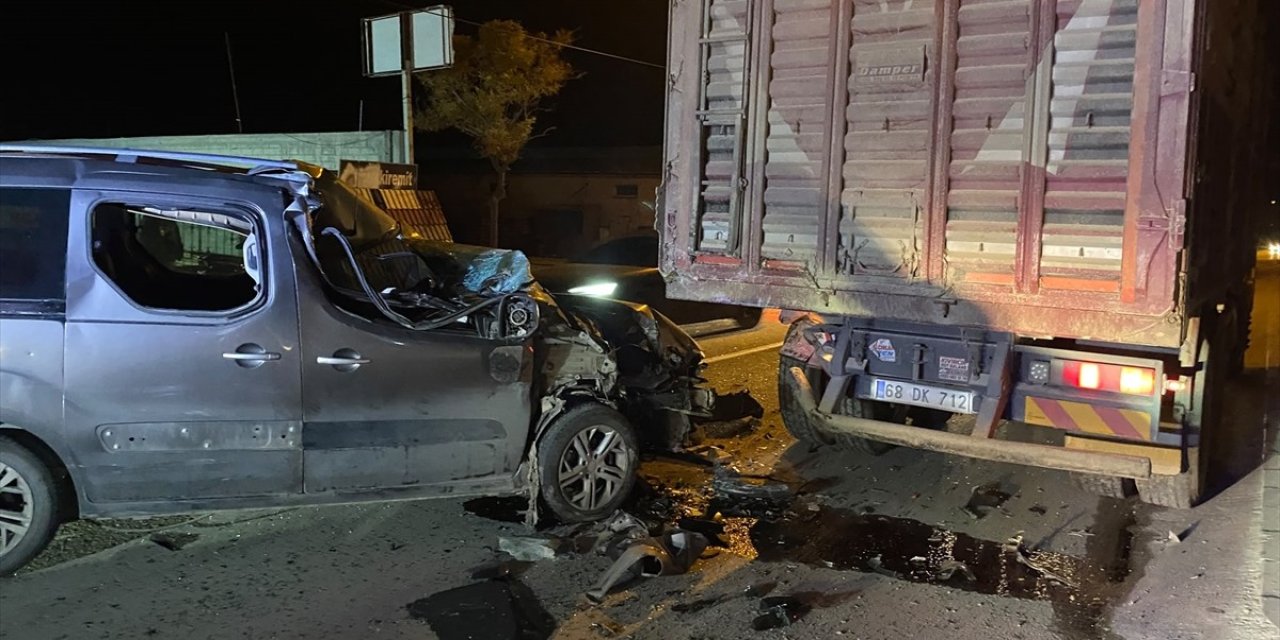 Kamyona çarpan ticari aracın sürücüsü yaralandı