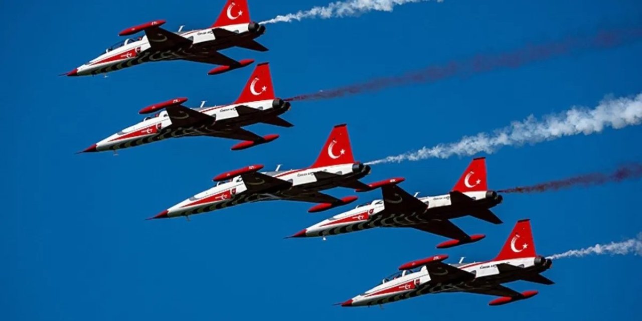 Türk Yıldızları'ndan gösteri uçuşu