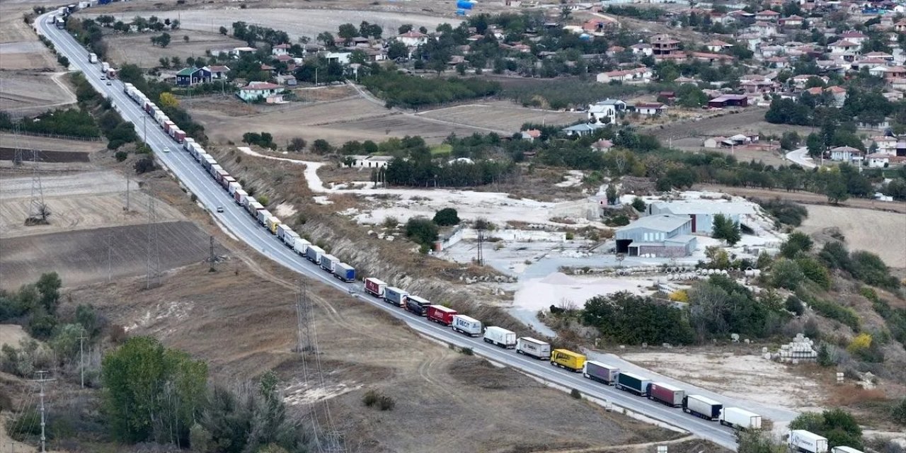 Yenileme nedeniyle 27 kilometrelik tır kuyruğu