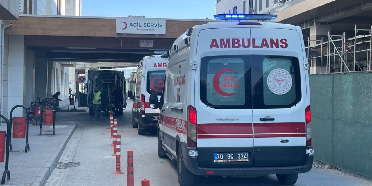 Devrilen tarım aracındaki 8 kişi yaralandı
