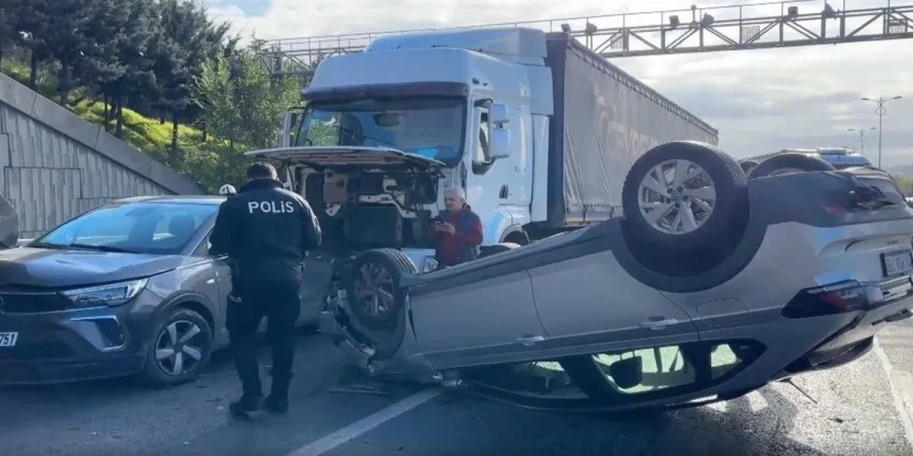 TEM Otoyolu'nda 5 aracın karıştığı zincirleme trafik kazası meydana geldi