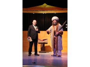 Öğrencilere Tatilde Tiyatro Hediyesi