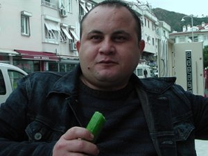 İnternetten aldığı telefon kutusundan salatalık çıkt