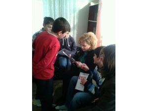 Kayseri Valisi Düzgün'ün Eşi Kimsesiz Çocuklara Karne Hediyesi Verdi