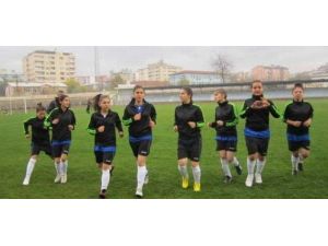 Siirt Bayanlar Futbol Takımı Galibiyet İçin Yola Çıktı