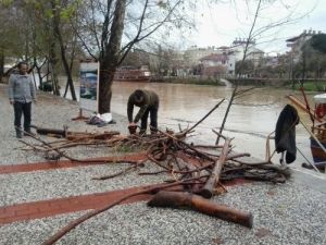 Kışlık Odun İhtiyaçlarını Manavgat Irmağı'ndan Çıkarıyorlar