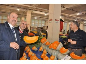 Mhp İzmir Adayı Taşer Pazar Yeri Esnafını Ziyaret Etti