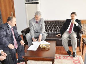 Hayırsever esnaftan köyüne eğitim yardımı