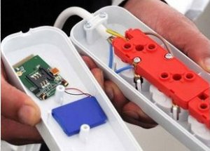 Böceği prize yerleştiren bulundu