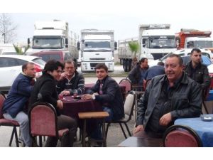 Kamyoncu Kontak Kapattı, İstanbul'a Sebze Sevkiyatı Durdu