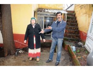 Elektriği Ve Suyu Olmayan Barakada Yaşam Mücadelesi Veriyorlar