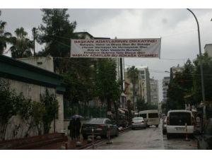 Esnaftan "Bu Sokağa Başkan Adayları Gidemez" Pankartı