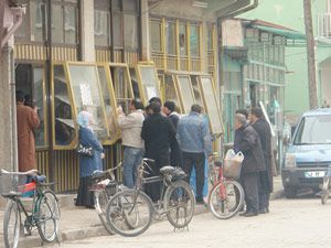 Ekmek yarı fiyata satılınca kuyruk oluştu