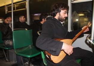 Tramvayda türkü ziyafeti