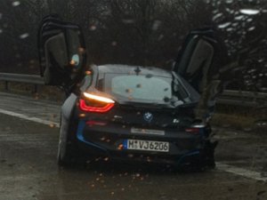 BMW i8 test sürüşünde paramparça!