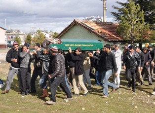 Öldürülen 2 çocuk annesi toprağa verildi