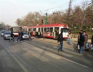 AÖF öğrencilerini tramvay çarptı