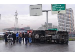 Kamyonette Sıkışan Sürücüyü İtfaiye Kurtardı