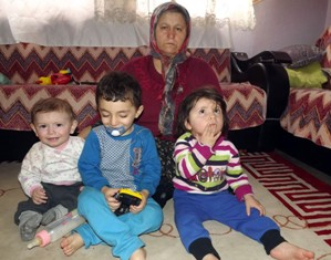 Anneleri evi terk eden 3 kardeşin dramı