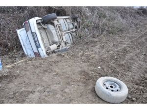 Otomobil Su Kanalına Devrildi: 2 Yaralı