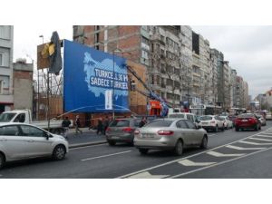 Reklam Panosu Vatandaşları Korkuttu