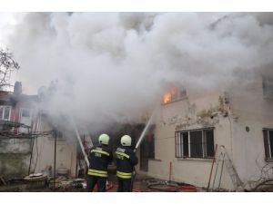 Alevlerin Yuttuğu Ev Kül Oldu