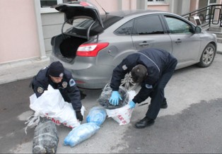 Kuaförün aracından 25 kilo esrar çıktı