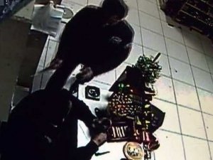 Gözleri görmeyen marketçiyi gasp ettiler