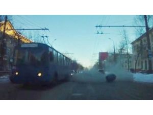 Trafikteki Aracın Lastiği Kurşun Gibi Fırladı