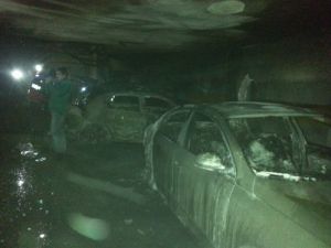 Garajdaki Yangında 3 Araç Kül Oldu