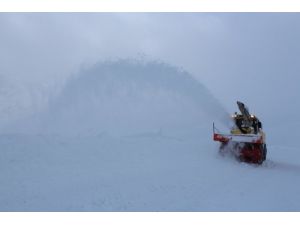 Hakkari'de Kar Temizleyen İş Makinesinin Üzerine Çığ Düştü