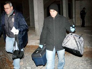 Kapkaççıya direnince bacağından bıçaklandı