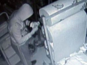 Hırsız parayı sayarak çaldı