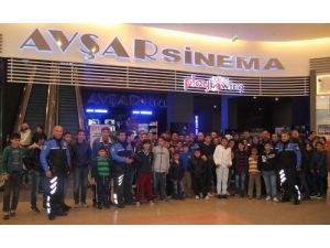 Göçle Gelen Aileler Polislerle Birlikte 'Halam Geldi' Filmini İzledi