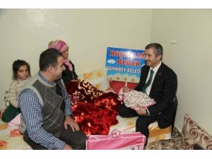 Ölen 4 Yavrusunun Acısını Yeni Doğan Kızıyla Hafifletmeye Çalışıyor