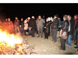 Sapanca Gölü'nden Su Çekilmesini Ateş Yakarak Protesto Ettiler