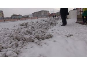 Futbolcular Sahada Ayakta Kalma Mücadelesi Verdi