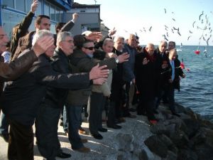 Mudanya'da Mübadele Şehitleri Anısına Denize Karanfil Bırakıldı
