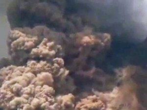 Yanardağın patlama görüntüleri yayınlandı!