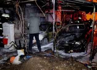 Mangal 2 otomobili kül etti