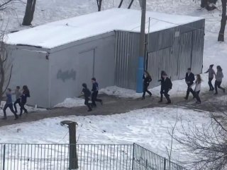 Rusya'da saldırgan öğrencileri rehin aldı