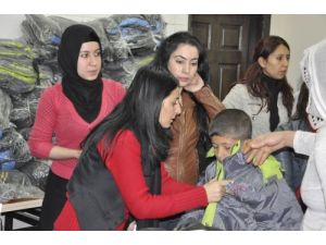 Ak Parti Kadın Kolları Miniklere Mont Dağıttı