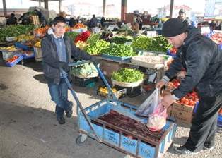 Yarı yıl tatilinde pazarda çalışıyor
