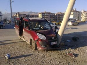 Otomobil Çarptığı Elektrik Direğini Yan Yatırdı, 4 Yaralı