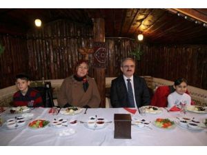 Vali Karaloğlu, Sevgi Evleri'nde Kalan Çocuklarla Kahvaltıda Buluştu